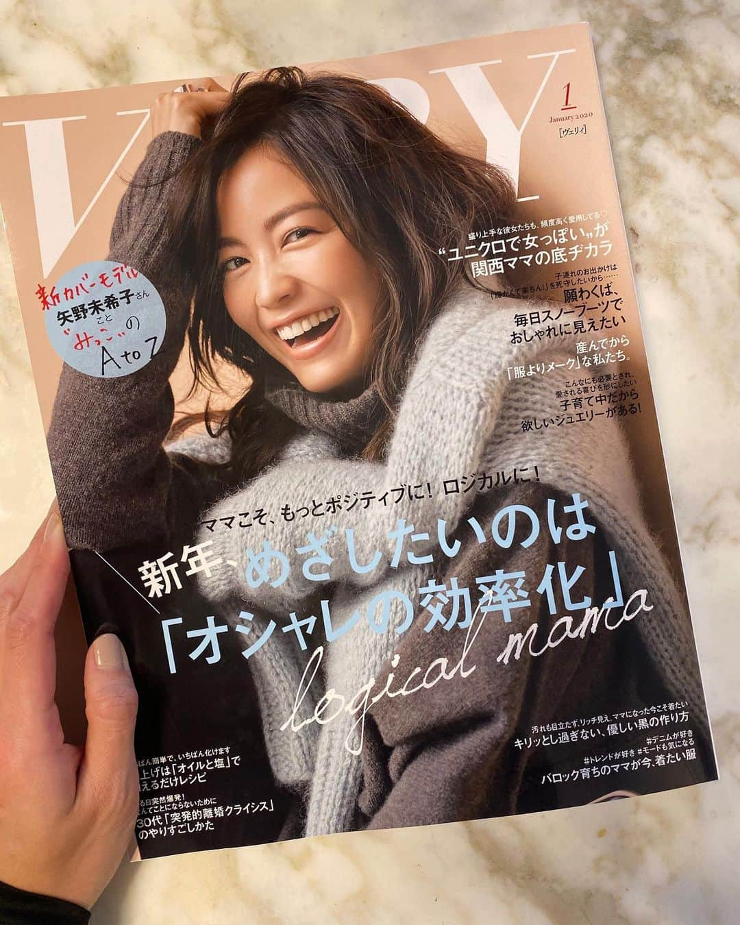 矢野未希子さんのインスタグラム写真 - (矢野未希子Instagram)「VERY１月号発売✨  今日からどうぞよろしくお願いします  今しかないこの時間を この時代を 皆さんと一緒に めいっぱい楽しみたい❤️ たくさんの方々に届きますように✨  飛んでけ〜🕊✨✨✨💫 @veryweb.jp  @hannah_management  @ayaaa0707  @sa19820824」12月7日 14時12分 - mikko1104