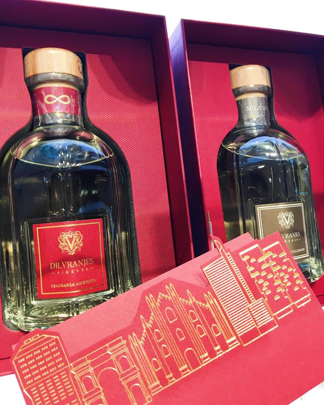 Omotecho Style Storeさんのインスタグラム写真 - (Omotecho Style StoreInstagram)「Dr.Vranjes愛用者、プレゼントをお探しの方必見✨ 新しい香りがRED BOXで入荷しました！ 限定でDr.Vranjesオリジナルグリーティングカードもついてきます♬ 一言添えて贅沢なプレゼントはいかがでしょう！ INFINITO 500ml ¥22,000（税込） MILANO 500ml ¥16,500（税込） #okayama  #present  #xmaspresent  #クリスマス  #クリスマスプレゼント  #drvranjes  #フレグランス  #香りのある暮らし  #italy  #セレクトショップ」12月7日 14時13分 - omotechostylestore