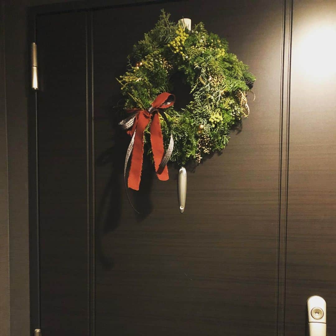結花子さんのインスタグラム写真 - (結花子Instagram)「うちの玄関がすごくいい香り〜☺️ ユーカリや、もみの葉の香りで落ち着く〜☺️ ありがとう加奈子先生😁 毎年作りたいな✨✨ #wreath #christmas #リース #手作り　#チビも　#大喜び #20年来の友人 @nakagikanako_design」12月7日 14時15分 - yukako_chupapi