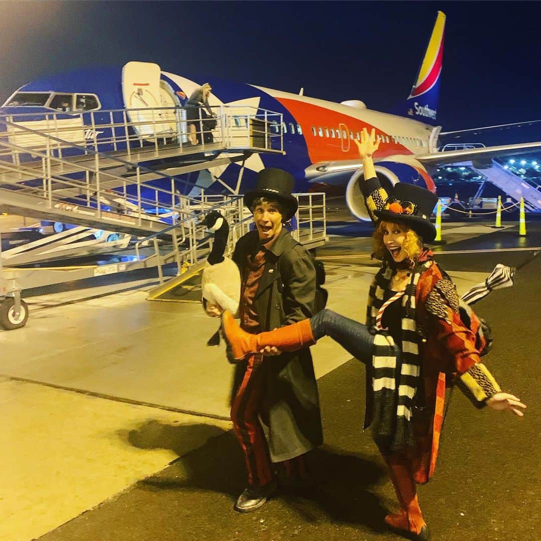 ボニー・モーガンのインスタグラム：「In the further Adventures Of Bon & Dad... we eagerly await our plane to San Francisco to revel in the magic and merriment of The Great Dickens Christmas Faire 🎩❤️🎄 @cowpalacesf @dickensfair #adventuresofbonanddad #thegreatdickenschristmasfair #tophatsandtails #shenanigans #corsetsandbustles #cowpalace #sanfrancisco #southwestairlines #iwannaflytheplane #clowningaround #makingmischief #themostwonderfultimeoftheyear🎄#stripes #moresca #fluevogs #bendybonnie」