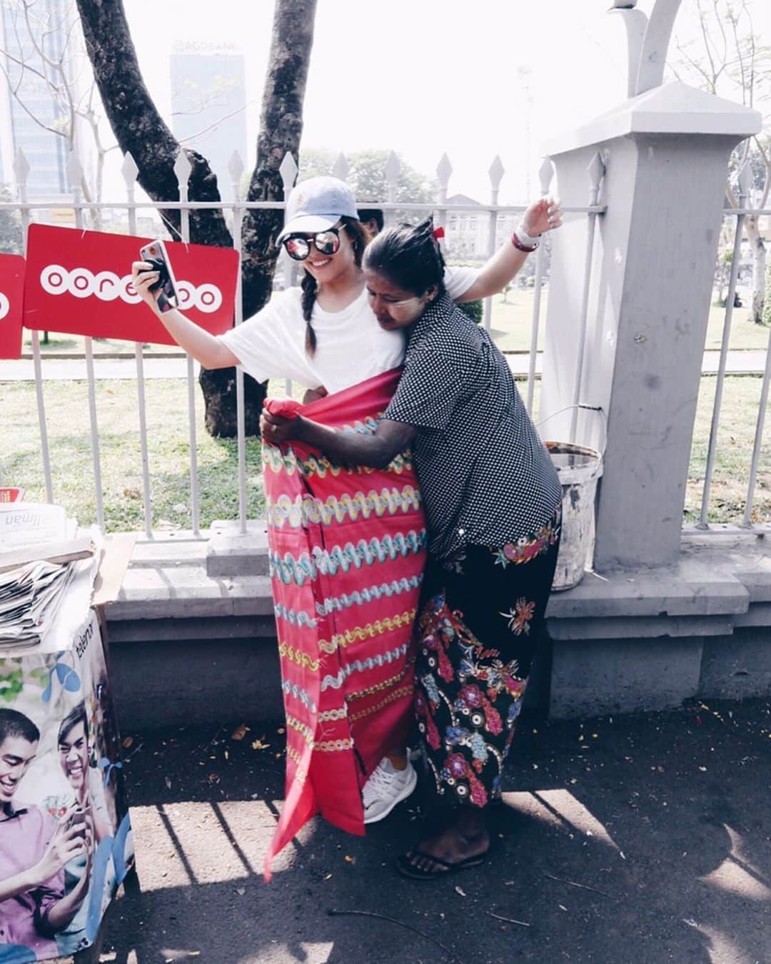 Amata Chittaseneeさんのインスタグラム写真 - (Amata ChittaseneeInstagram)「My first Luntaya ☺️ remember walking down the streets of Yangon wearing sarong for the very first time, it just kept falling off lol, everyone was so kind though they would rush to help whenever I struggled. Myanmar has got my heart ever since! So glad to be back again and yes I’ll come back for more experiences! ☺️ #pearypiearoundtheworld #myanmar」12月7日 14時37分 - pearypie