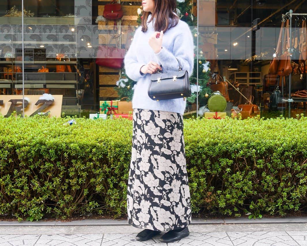 HERZ ヘルツさんのインスタグラム写真 - (HERZ ヘルツInstagram)「こんにちは！HERZ大阪店です🍀 . ネビア革で制作したミニバッグの一部をご紹介します💕 . 大阪店では、『チョコとブラックのネビア革×5色の定番革』をいろいろな組み合わせでご用意いたしました🌈 . 定番品とはひとあじ違う、特別仕様の鞄もありますよ〜！ . ぜひ店頭でご覧になってくださいね♪ 店内あったか〜くして、皆さまのお越しをお待ちしております🙋‍♀️🍊 既に完売している商品もございますので、気になる商品ございましたら大阪店までお問い合わせ下さいませ。 . ※こちらは現品限りの商品となります。 . #ヘルツ#ヘルツ大阪店 #ヘルツ大阪店の今日この頃 #herz#レザー#leather#革#鞄#bag#leatherbag#革鞄#革製品#ハンドメイド#手作り#handmade#日本製#madeinJapan#大阪 #堺筋本町#旅#旅行#ヘルツコーデ#nebbia#霧#クリスマス#xmas#クリスマスプレゼント#クリスマスギフト#ネビア」12月7日 14時34分 - herz_bag