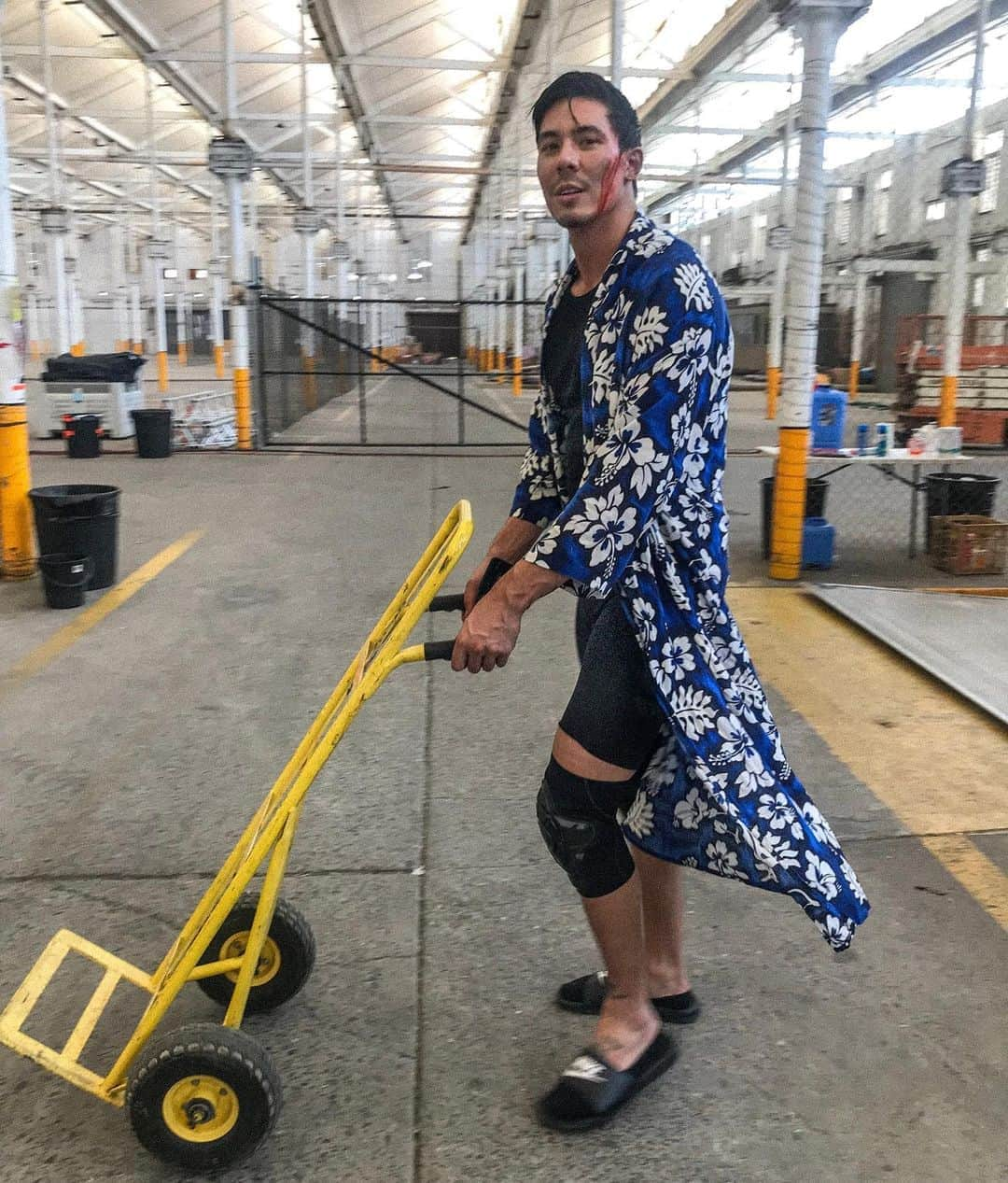 ルイス・タンさんのインスタグラム写真 - (ルイス・タンInstagram)「I get to wear this kimono for the 70 beats of action choreography we filmed in a single day, the dolly is to carry me away after we do it all again. ❤️☠️ #MortalKombat @wbpictures」12月7日 14時36分 - lewistanofficial