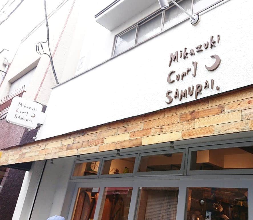 伊勢みずほさんのインスタグラム写真 - (伊勢みずほInstagram)「下北沢の行列ができる店✨ Mikazuki Curry SAMURI 😍💘 20代の女性四人が楽しそうに厨房に立つ姿が、とっても可愛いかったよ😍  スパイスカレーブーム、まだまだ続きそうです🍛✨ #下北沢 #mikazukicurrysamurai  #スパイスカレー #スパイス活動 #温活 #映えカレー #吉本ばなな さん #下北沢について #また読みたくなった #いーはとーぼ #東京 #tokyo #shimokitazawa #japan #curry」12月7日 14時41分 - isemizuhoo