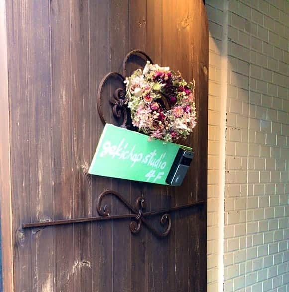 久保亜沙香さんのインスタグラム写真 - (久保亜沙香Instagram)「久保亜沙香カレンダー発売記念イベント会場、gekichap studio(東京都江東区新大橋3-12-6 4階)開場しました。ブレーメンカフェのお隣です。こちらは入り口の写真💐イベント始まるまでの時間、無料開放しています。見に来てね💕オートロックなので、もしドア閉まってたらインターホンを押して下さいね👆🏻 今日明日は会場で、カレンダーやフォトブック「平成最後」、A4サイズ写真や展示パネルも販売してます🗓お気軽にぜひっ📚 ●展示会 12月7日12:00〜17:30 12月8日10:00〜12:00 ※無料 ●イベント 7日18:00〜 8日12:00〜/15:00〜/18:00〜 ※当日飛び込みok ※立ち見になってしまいますがご了承下さい。」12月7日 14時42分 - asaka_kubo