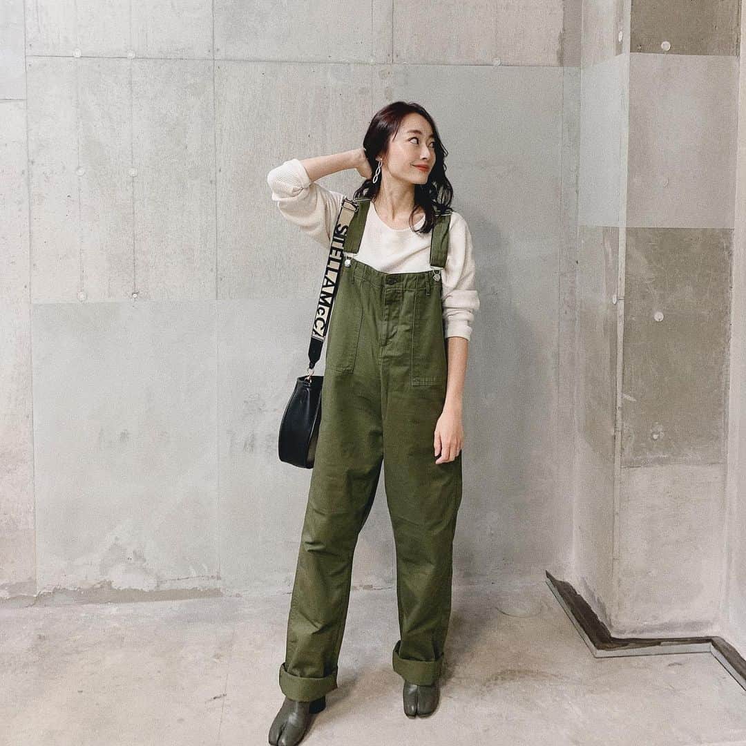小祝麻里亜のインスタグラム：「今日は本当に寒いですね🥶 ． @urvin_official の胸上まであるサロペットで下半身もあったかコーデ❣️(この上からアウターも着てるよ) ． このサロペット、素材感が可愛いだけじゃなく、脚長効果もあって、お気に入りです🙆‍♀️ ＿＿＿＿＿＿＿＿ #outfit #coordinate #look #Urvin #ennpr. #instafashion #셀스타그램 #얼스타그램 #코디 #스타일링 #데일리 #데일리룩 #오오티디  #コーデ #きょこ #サロペットコーデ」