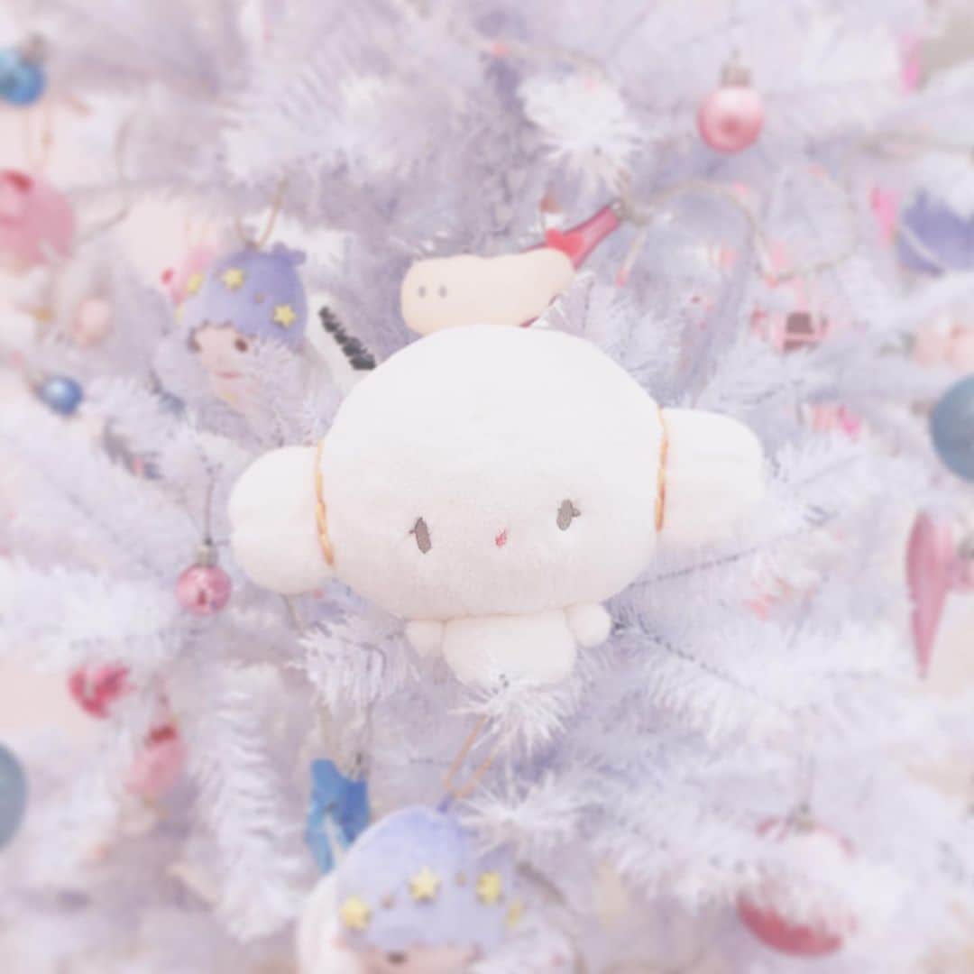 こぎみゅん（サンリオ）のインスタグラム：「. みんなはもう飾ったみゅん‥？☆ #クリスマスツリー #クリスマスツリーの日 #サンリオ #キャラクター #小麦粉の妖精 #こぎみゅん #sanrio #character #cogimyun #christmastree #xmastree #xmas #christmas」