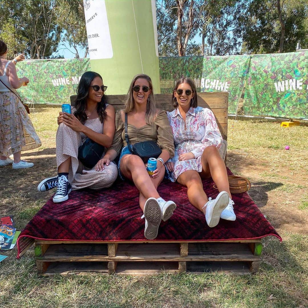 ブリタニー・エルムズリーのインスタグラム：「Saturday set up 🍷 @wine_machine」