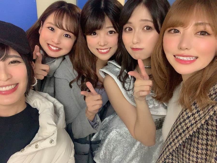 横田りかさんのインスタグラム写真 - (横田りかInstagram)「2019フレエンラストライブ！﻿ ありがとうございました😭💓💓﻿ 私をアイドルにしてくれて本当にありがとう！﻿ 皆と1つになれて幸せ空間でした！﻿ それぞれの道に進んでも﻿ 私達のことを応援してくれると嬉しいです✊🏻✨﻿ ﻿ 最後にお配りしたイラストは﻿ 心を込めて感謝の気持ちを込めて﻿ 一生懸命描きました५✍⋆*﻿ 大切にしてくれたら嬉しいです♥️﻿ ﻿ ﻿  #followme #Instagram #racequeen #rq﻿ #cute #favorite #enjoy #winter #red﻿ #dstation #freshangels #Instagrammer﻿ #girl #korean #mediumhair #live #idol﻿ #summer #like #interest #uniform #haircolor﻿ #thankyou #green #pink #happy #ribbon﻿ #beauty #shooting #monster」12月7日 14時55分 - rika_yokota