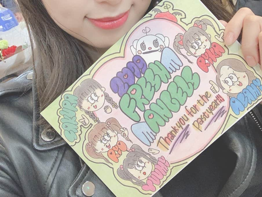 横田りかさんのインスタグラム写真 - (横田りかInstagram)「2019フレエンラストライブ！﻿ ありがとうございました😭💓💓﻿ 私をアイドルにしてくれて本当にありがとう！﻿ 皆と1つになれて幸せ空間でした！﻿ それぞれの道に進んでも﻿ 私達のことを応援してくれると嬉しいです✊🏻✨﻿ ﻿ 最後にお配りしたイラストは﻿ 心を込めて感謝の気持ちを込めて﻿ 一生懸命描きました५✍⋆*﻿ 大切にしてくれたら嬉しいです♥️﻿ ﻿ ﻿  #followme #Instagram #racequeen #rq﻿ #cute #favorite #enjoy #winter #red﻿ #dstation #freshangels #Instagrammer﻿ #girl #korean #mediumhair #live #idol﻿ #summer #like #interest #uniform #haircolor﻿ #thankyou #green #pink #happy #ribbon﻿ #beauty #shooting #monster」12月7日 14時55分 - rika_yokota