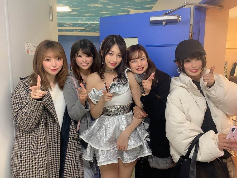 横田りかさんのインスタグラム写真 - (横田りかInstagram)「2019フレエンラストライブ！﻿ ありがとうございました😭💓💓﻿ 私をアイドルにしてくれて本当にありがとう！﻿ 皆と1つになれて幸せ空間でした！﻿ それぞれの道に進んでも﻿ 私達のことを応援してくれると嬉しいです✊🏻✨﻿ ﻿ 最後にお配りしたイラストは﻿ 心を込めて感謝の気持ちを込めて﻿ 一生懸命描きました५✍⋆*﻿ 大切にしてくれたら嬉しいです♥️﻿ ﻿ ﻿  #followme #Instagram #racequeen #rq﻿ #cute #favorite #enjoy #winter #red﻿ #dstation #freshangels #Instagrammer﻿ #girl #korean #mediumhair #live #idol﻿ #summer #like #interest #uniform #haircolor﻿ #thankyou #green #pink #happy #ribbon﻿ #beauty #shooting #monster」12月7日 14時55分 - rika_yokota