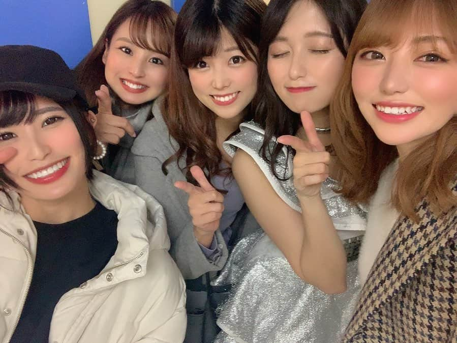 横田りかさんのインスタグラム写真 - (横田りかInstagram)「2019フレエンラストライブ！﻿ ありがとうございました😭💓💓﻿ 私をアイドルにしてくれて本当にありがとう！﻿ 皆と1つになれて幸せ空間でした！﻿ それぞれの道に進んでも﻿ 私達のことを応援してくれると嬉しいです✊🏻✨﻿ ﻿ 最後にお配りしたイラストは﻿ 心を込めて感謝の気持ちを込めて﻿ 一生懸命描きました५✍⋆*﻿ 大切にしてくれたら嬉しいです♥️﻿ ﻿ ﻿  #followme #Instagram #racequeen #rq﻿ #cute #favorite #enjoy #winter #red﻿ #dstation #freshangels #Instagrammer﻿ #girl #korean #mediumhair #live #idol﻿ #summer #like #interest #uniform #haircolor﻿ #thankyou #green #pink #happy #ribbon﻿ #beauty #shooting #monster」12月7日 14時55分 - rika_yokota