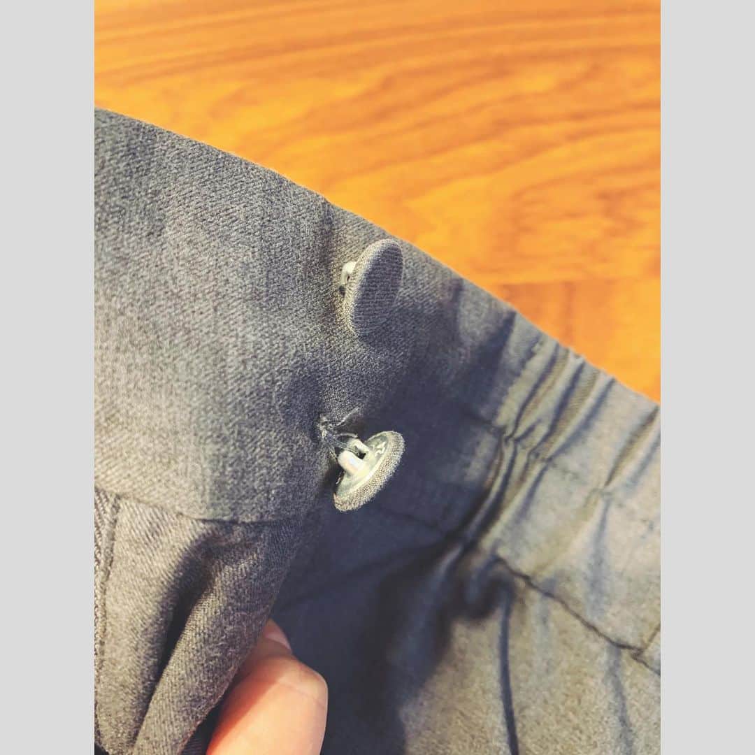 motoのインスタグラム：「ぐらっぐらのボタン。  あとはセーターとトップスも手を加えるものがある。。 そそ。夏に販売予定だったMotoハンドメイドエコバッグもそろそろ販売します(遅くなりすぎましたごめんなさい)  また出来たらお知らせします。  ではオペ開始します👩🏻‍⚕️👨🏻‍⚕️ #裁縫 #ボタン #ハンドメイド」