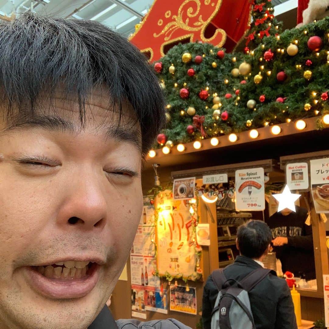 西川晃啓のインスタグラム：「気絶クリスマスマーケット  少し早いクリスマス気分とラーメンを堪能して気絶  #あるある探検隊#レギュラー#気絶#気絶の日々#ギャグ#六本木#ヒルズ#クリスマスマーケット#1年#早い#麻布十番#新福菜館#ラーメン#京都#スープ#黒い」