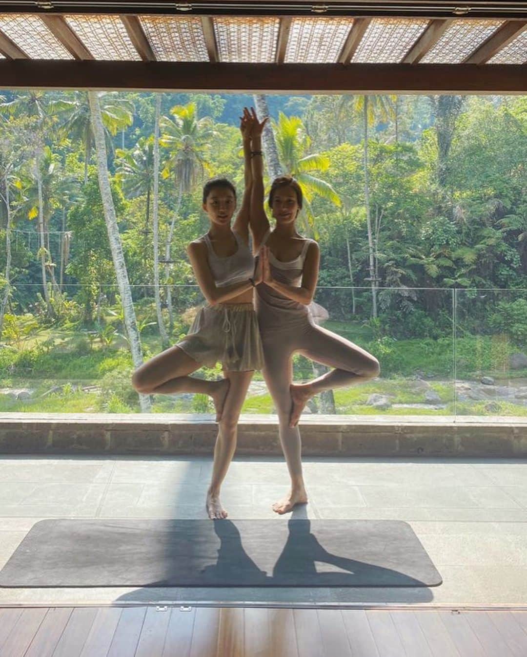チャン・ヒジンのインスタグラム：「#발리 #요가 #체험 하기」