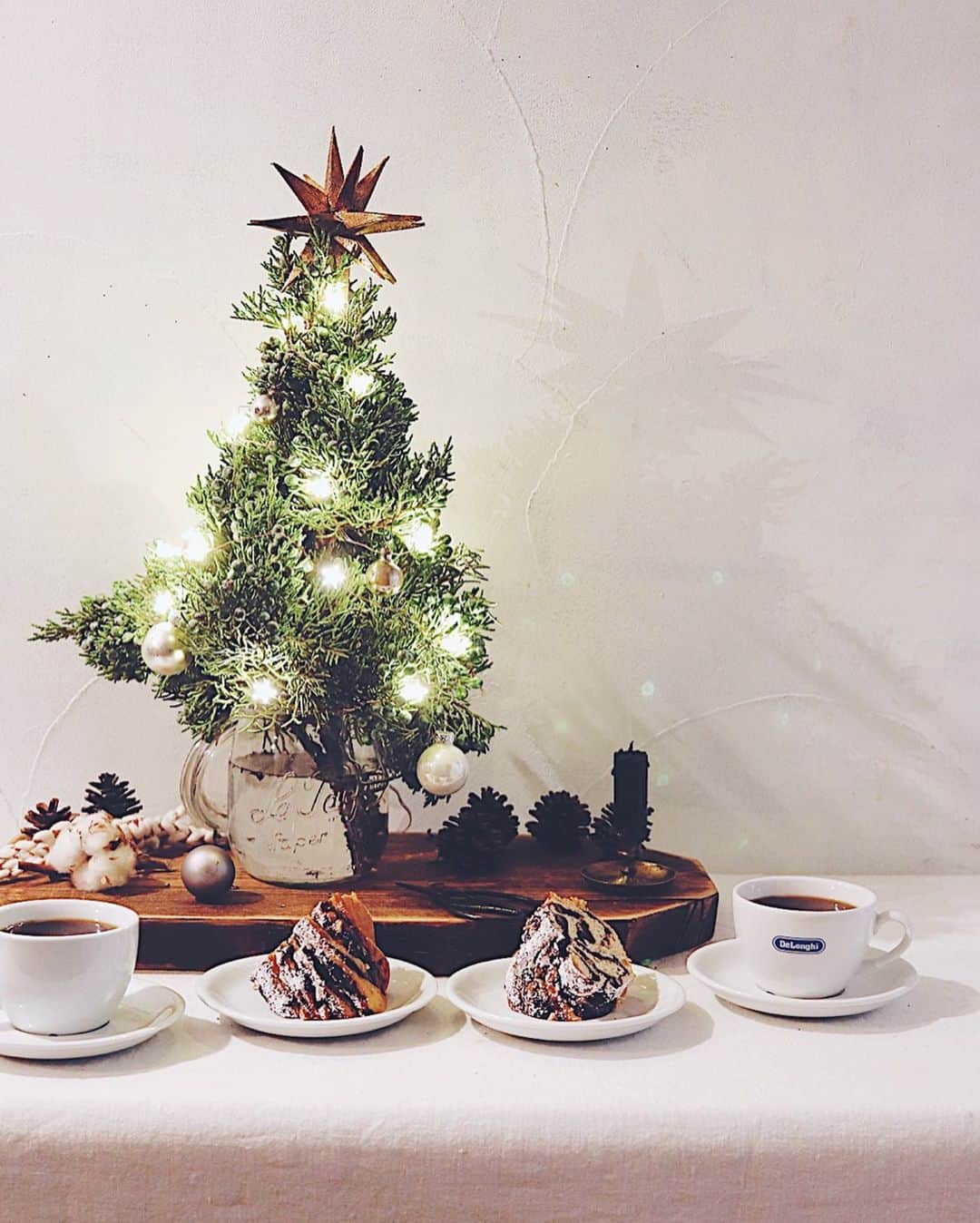 のインスタグラム：「Christmas tree 🎄 . ツリーを設置して点灯。 おやつにバブカと珈琲。 . . #クリスマスツリーの日 #クリスマスツリー #ジュニパーベリー #juniperberry #christmastree #babka」