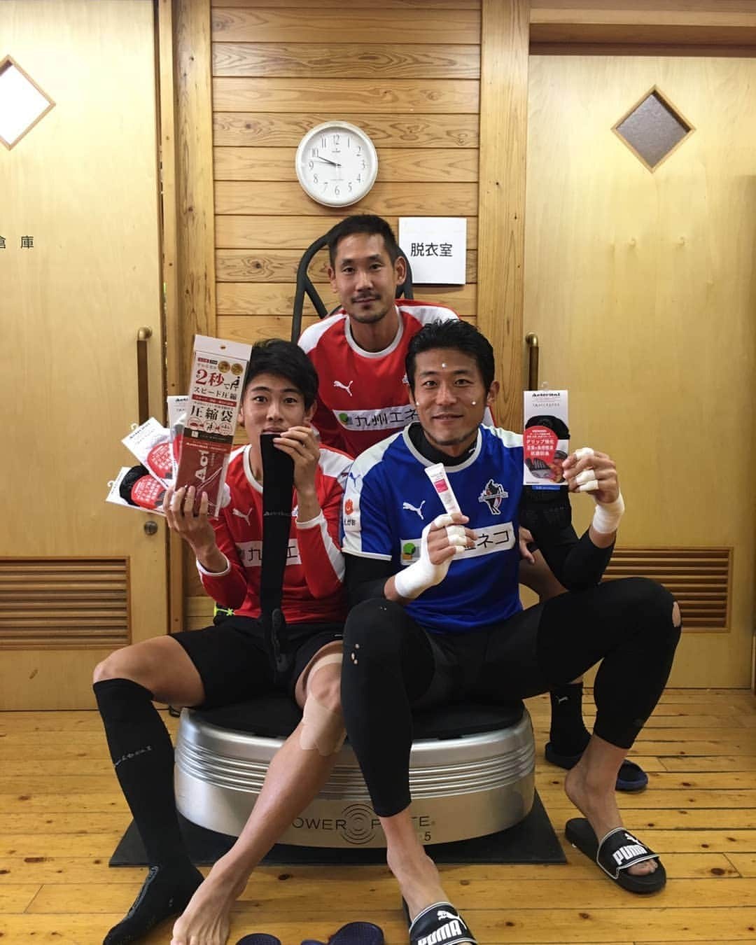 田村翔太さんのインスタグラム写真 - (田村翔太Instagram)「お世話になってる3人で。龍仁朗さん現役最後のトレーニングもしっかりアクティバイタル履いてました！  #activitalハイブリッド  #史上最強ソックス #コンプレッション  #ゲイター  #フットサポーター  #複合型ソックス  #人類初体験  #履くまで地獄  #履けば天国  #wゴリラグリップ  #足首保護  #ねんざ予防  #パフォーマンス向上  #履けば分かる  #もう手放せない  僕が履いてるやつまじでいいです。」12月7日 15時17分 - tamushou