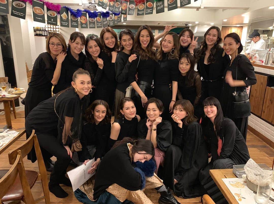 岩﨑名美さんのインスタグラム写真 - (岩﨑名美Instagram)「所属事務所IDEAの 合同誕生日会でした🎂🥂 ・ ・ いつお会いしても素敵な先輩方と、愛のあるスタッフさん達に囲まれてお仕事が出来て幸せに感じます。❤︎」12月7日 15時23分 - nami_iwasaki