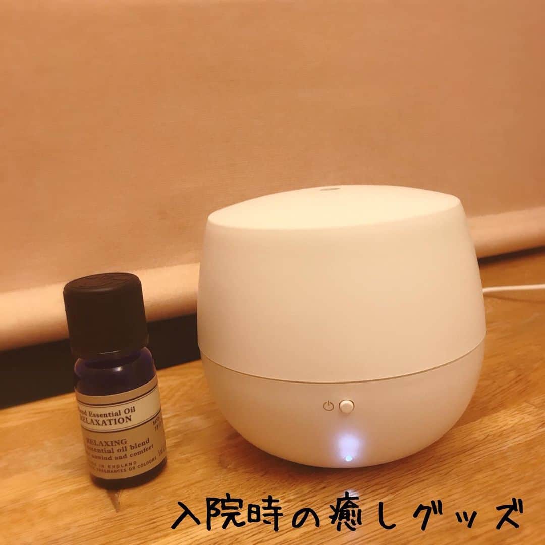 小西さやかのインスタグラム：「入院中の癒しグッズは、ニールズヤードのリラクゼーションに特化したアロマオイル。すごく癒されてます。 アロマを焚きながらミストにもなるので、すごく乾燥してる病室に最適です！ 聖路加国際病院は、個室でアロマもOKだったのですが、病院によりダメなところもあるかもですので、確認してくださいね(^^) #アロマ　#癒し　#リラックス　#リラックスタイム　#ニールズヤード　#リラクゼーション　#リラクゼーション効果 #出産当日　#出産報告 #入院バッグ #入院準備 #産後のご褒美」