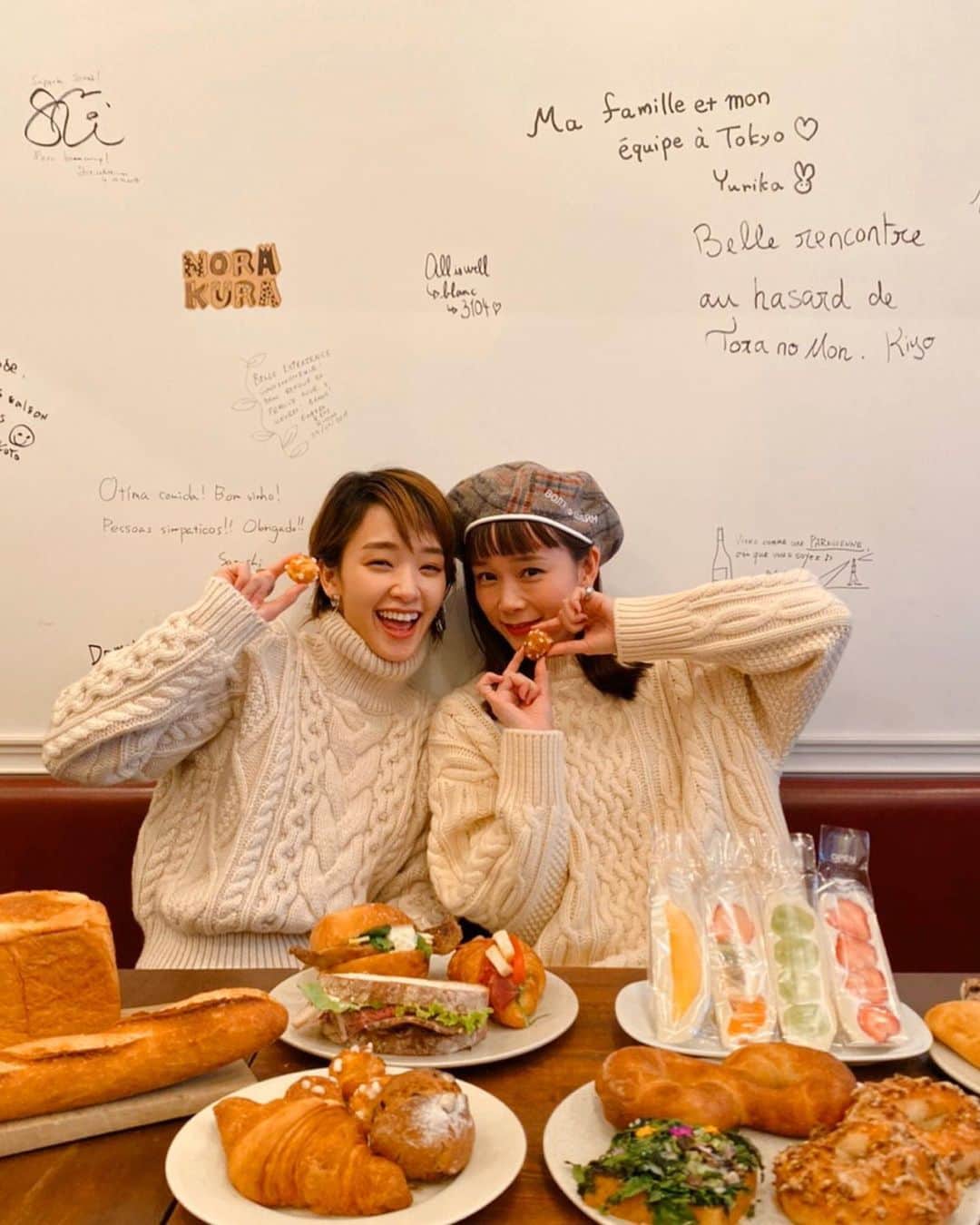 山野ゆりのインスタグラム：「昨日はラブちゃんとパン対談🍞👼💜彩芽のスカートがチェックで、全身で見るとなかなかのシンクロだったの。全身の写真がなかったのが残念🐶😂 久しぶりに食べたベルガモットのフルーツサンド🍇やっぱり美味しかった🥰  #パン #フルーツサンド#食パン#バゲット#クロワッサン#🍞#🥐#🥖#🥪」