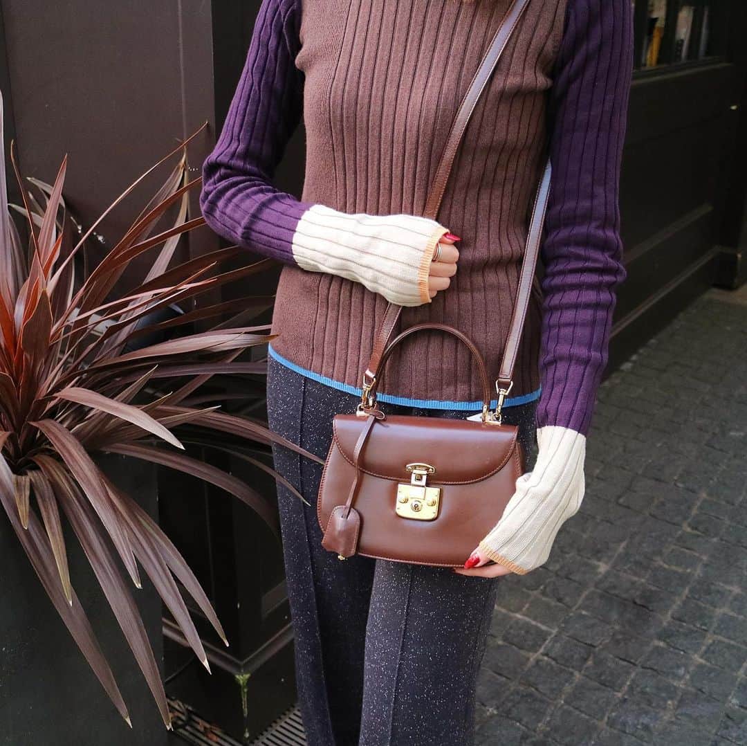Vintage Brand Boutique AMOREさんのインスタグラム写真 - (Vintage Brand Boutique AMOREInstagram)「Vintage Gucci lady lock shoulder bag.  Free Shipping Worldwide✈️ DM for more information ≫ ≫ ≫✉️ info@amorevintagetokyo.com  #ヴィンテージ #グッチヴィンテージグッチ #gucci  #ヴィンテージブランドブティック #アモーレ #アモーレトーキョー #表参道 #青山 #東京 #hermes #vintage #vintageGucci #vintage #amoretokyo #amorevintage #vintageshop」12月7日 15時32分 - amore_tokyo