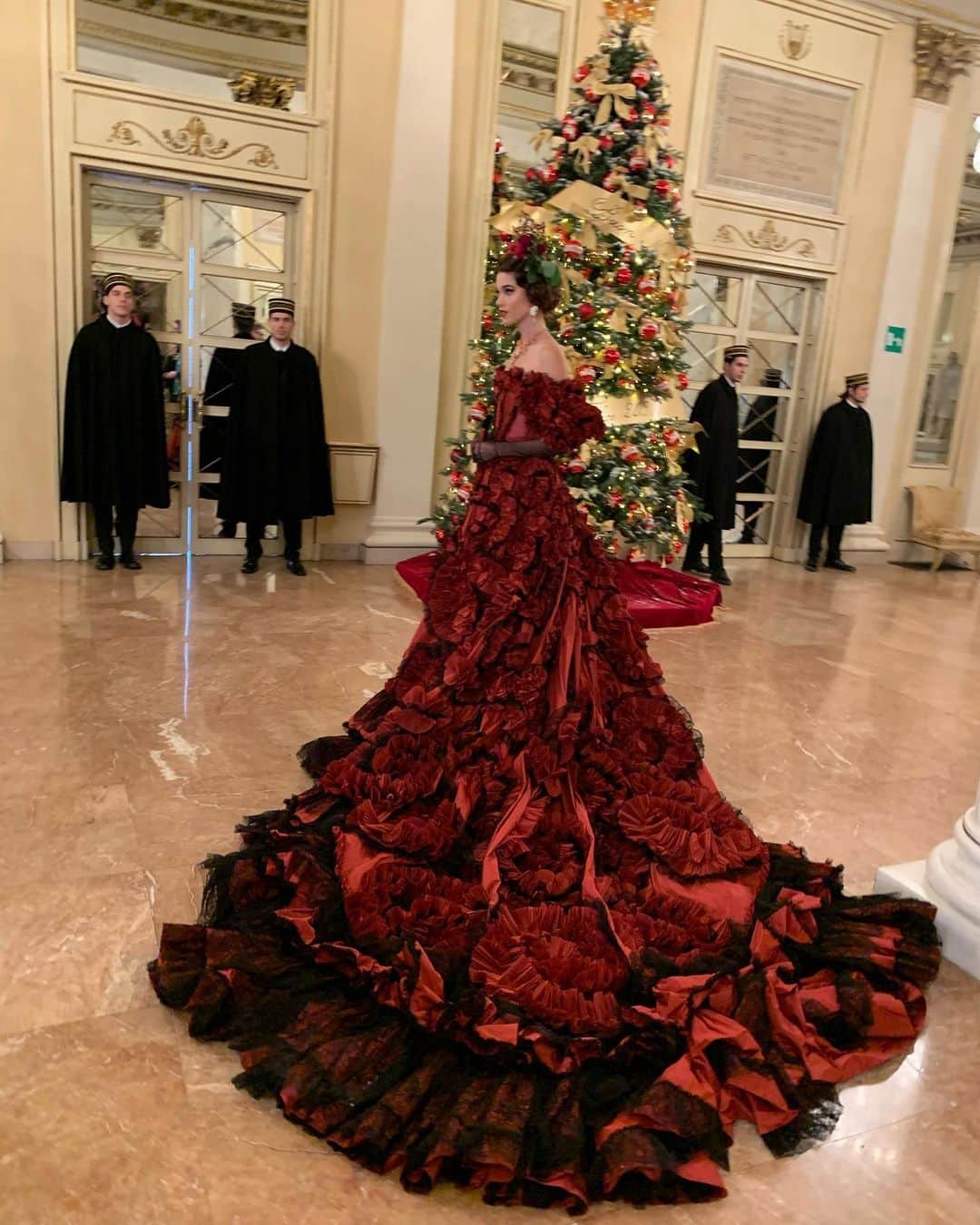 ジェニファー・ティリーさんのインスタグラム写真 - (ジェニファー・ティリーInstagram)「A very big dress. 💃🏻 #dolcegabbana #AltaModa #LaScala #Milan #DGAltaModa #opera #dress #dolcegabbanaaltamoda」12月7日 15時36分 - jennifertilly