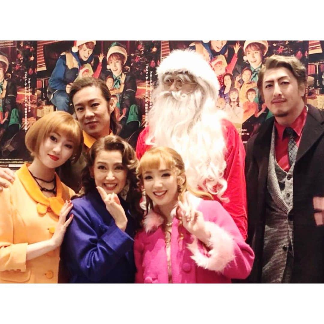 沙央くらまさんのインスタグラム写真 - (沙央くらまInstagram)「昨日は#elfthemusical  無事に初日かあきました🎄 わー❤️ 皆様と楽しく幸せな時間を過ごせる日々、、、嬉しいです😌  お待ちしています❤️ #沙央くらま #コマスタ #一路真輝　さん #鳳翔大　ちゃん #ブラザートム　さん #吉田メタル　さん #東山義久　さん #エルフザミュージカル」12月7日 15時42分 - kurama_sao