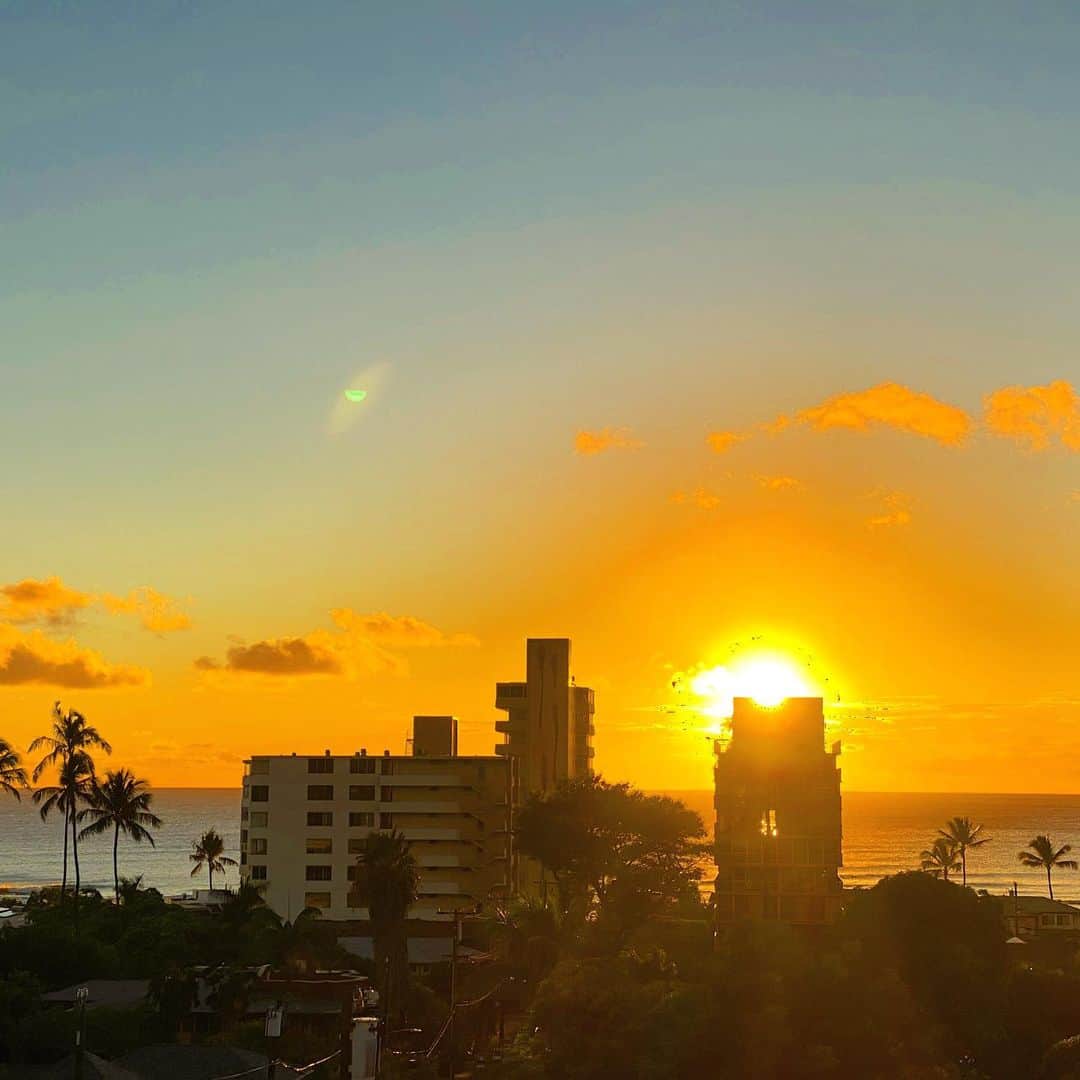 マキ・コニクソンさんのインスタグラム写真 - (マキ・コニクソンInstagram)「今日は午後からめちゃくちゃ良いお天気になったね！オレンジ色の夕陽も美しい！✨✨明日も頑張ろっと！💪🏼 #ハワイの夕陽のおすそ分け🤙🏼 #今日に感謝🙏🏻 #お疲れサマンサ！😊」12月7日 15時43分 - makikonikson