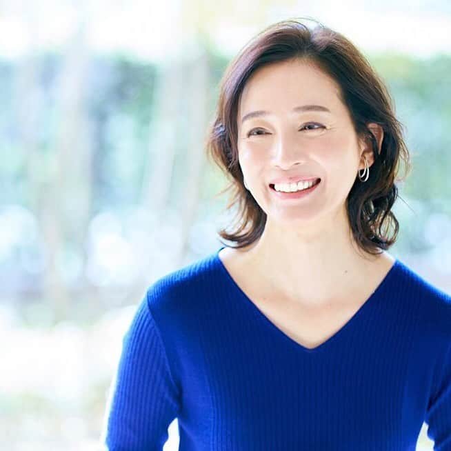 竹中友紀子のインスタグラム：「#お仕事  集英社Webマガジン「Our Age」にて、姿勢のこと、骨のこと、お話させていただきました。また、それらを意識した発酵食ごはんなどご紹介させていただいています。 ぜひぜひご覧ください^ ^  #photo ... #山田英博 さん #hairmake ... @hairmake_atsuko.hirose  広瀬あつこさん #stylist ... @hodonoyuko  程野祐子さん #model ... #竹中友紀子」