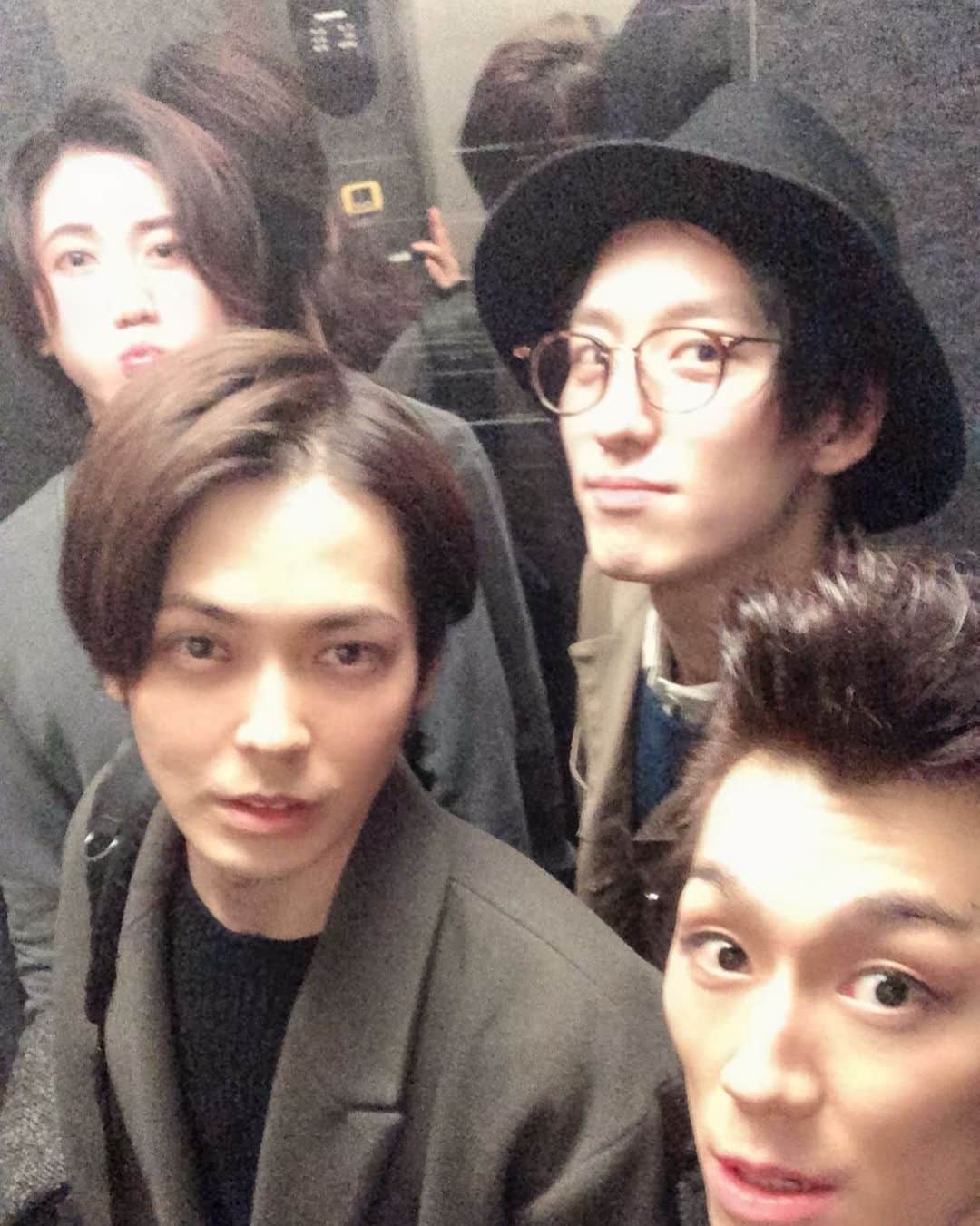 青柳塁斗のインスタグラム：「ぎゅうぎゅう #エレベーターの中 #このメンツ #肩幅2人 #高身長2人 #handsome #elevator #たくや  #こうき #いのっち」
