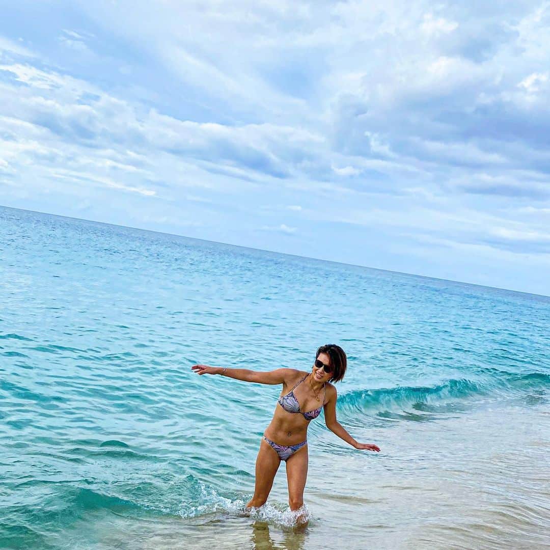 彩海のインスタグラム：「. . Hawaii 🌊 前ポストのカッコつけてた写真とは別人w 波が強くて流されないように 必死に耐えてるやつwww . . バエてないw . . ださめ🤣 . .  #bikini#bikinigirl#beachgirl #beachday #sea #oceanside #girlsswimwear #victoriassecret #japanesegirl #ハワイ#ビーチ#海#ハワイ旅行 #ハワイ大好き #ハワイフォト #ビキニ #インスタグラムの裏側  #これが現実　#素」
