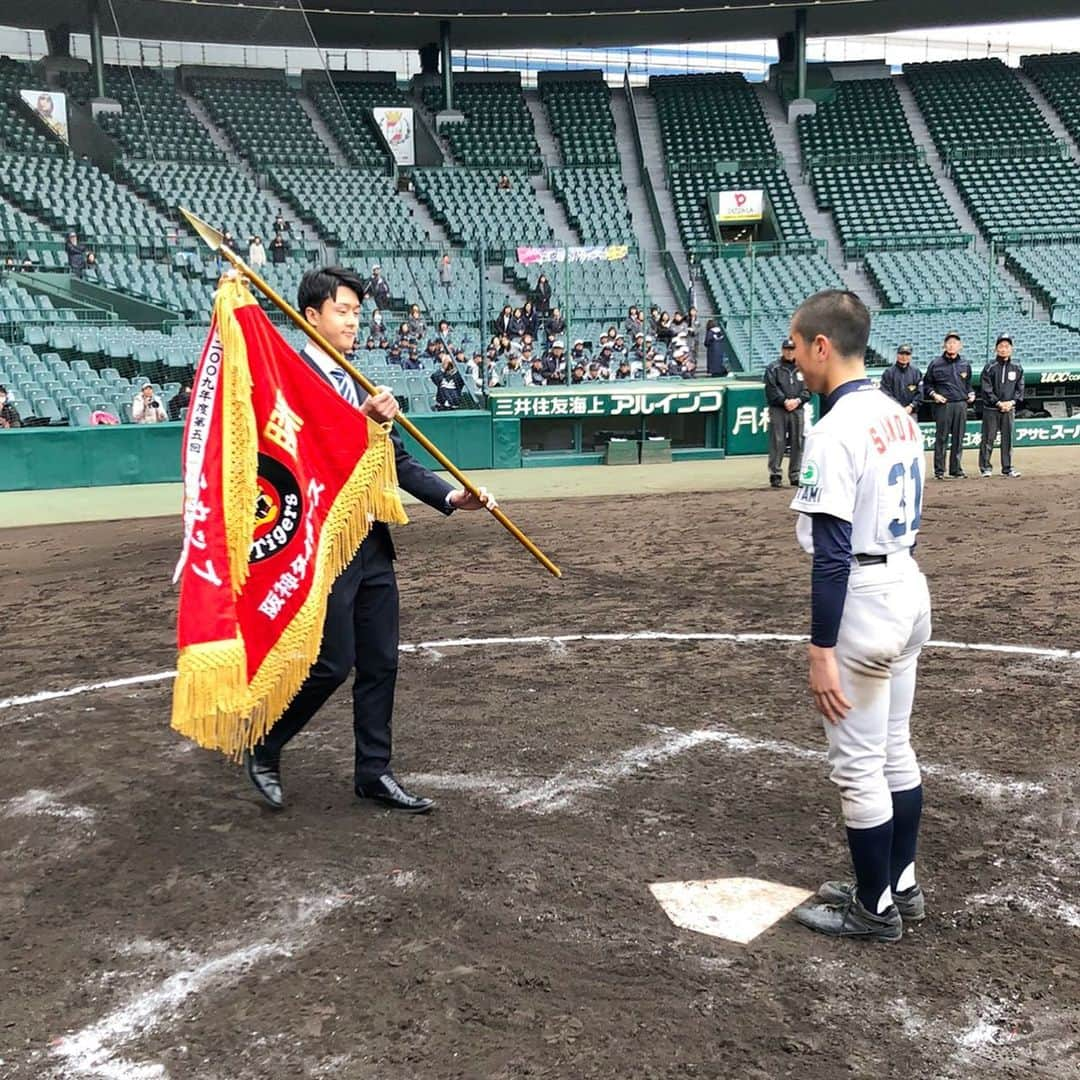 阪神タイガースさんのインスタグラム写真 - (阪神タイガースInstagram)「今日、甲子園球場でタイガースカップの決勝戦が行われました！表彰式に小幡選手がプレゼンターとして参加しました！ #小幡竜平 選手 #阪神タイガース #タイガースカップ2019 中学生硬式野球の関西No.1を決めます #未来のプロ野球選手たち」12月7日 15時57分 - hanshintigers_official