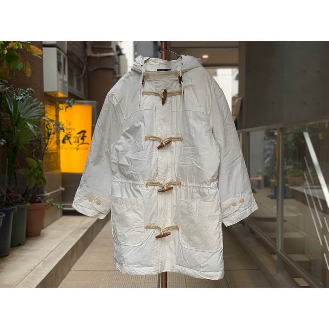 のインスタグラム：「. 【new arrival item】 . . "Ralph Lauren" 90s . "Down duffel coat" . ハリのあるコットン・内側にたっぷりダウンが詰まっています。 ダッフルコート仕様のウッドボタン。最も見つかりづらいホワイトコートの90sラルフは貴重です。 . . . . #dracaena_kichijoji#古着屋ドラセナ#ドラセナ#古着#vintage#used#fashion#vintagefashion#vintageclothing#vintagecoat#ralphlauren#vintagejacket#90s」