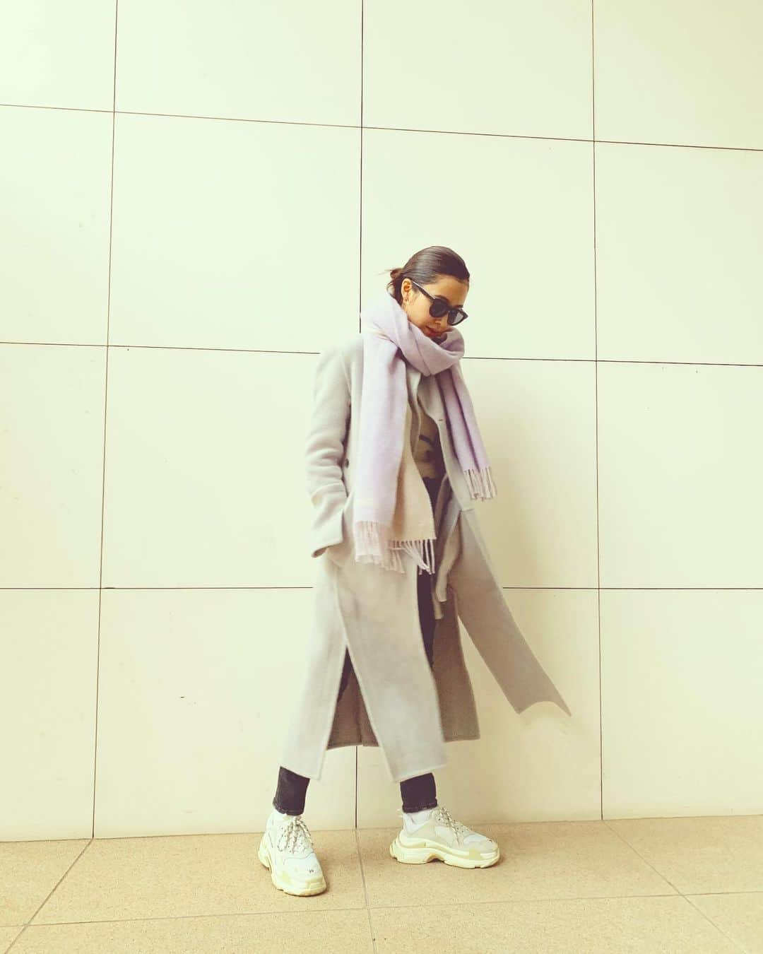 絵美里のインスタグラム：「ootd🌤 . . . coat... @31philliplim  scarf... @tomwood_project (purple × beige) denim... @ragandbone . . . . . . . #31philliplim  #merinoseries  #31sustainablebalance  #tomwood  @thewoolmarkcompany」