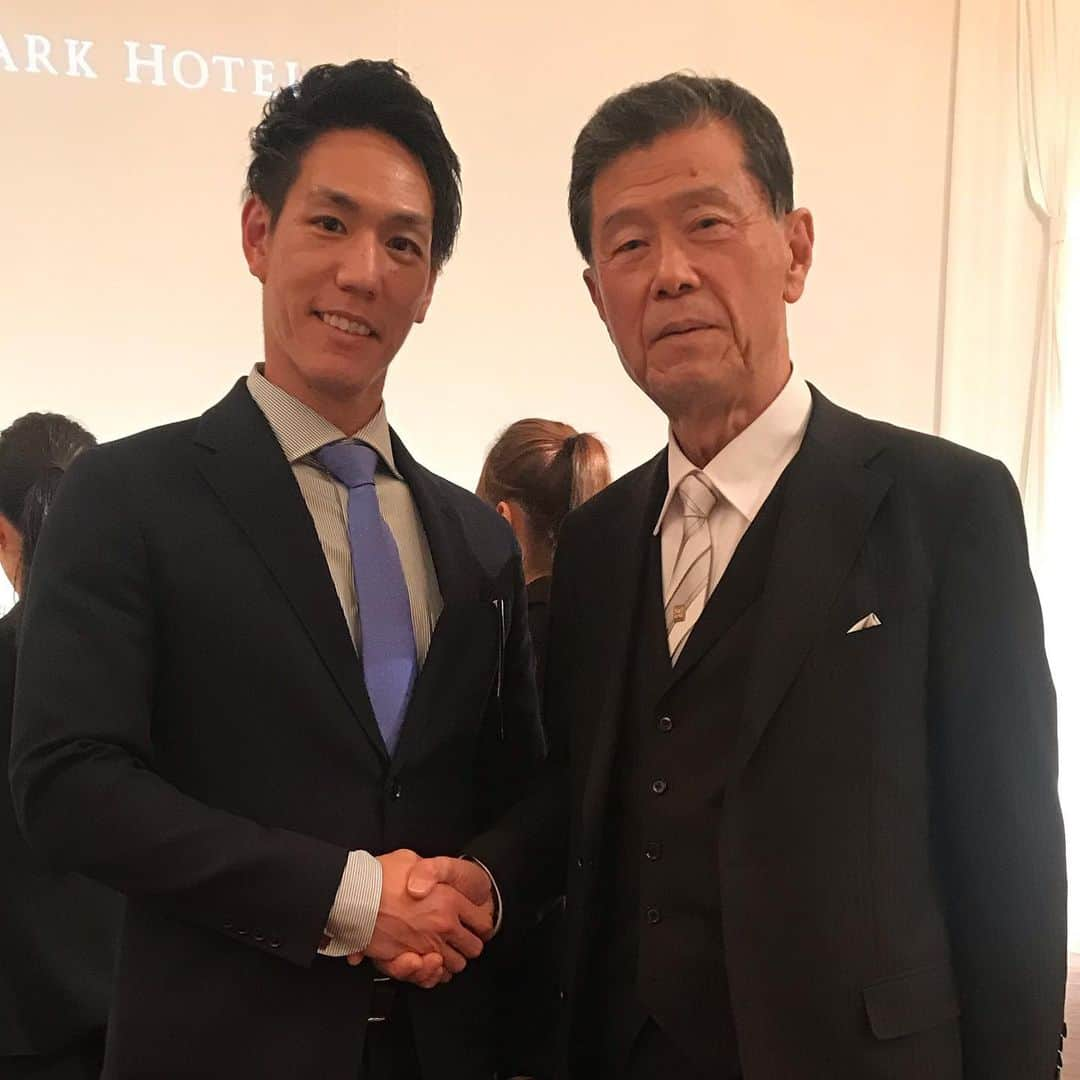 荒波翔さんのインスタグラム写真 - (荒波翔Instagram)「今日は横浜高校の後輩の結婚式に出席してきました🤵 恩師の渡辺監督にもお会いできました‼️ 他にも楽天イーグルスの福井優也選手もいました😆 . #横浜 #ランドマークタワー  #ロイヤルパークホテル  #渡辺元智監督  #福井優也  選手 #楽天イーグルス」12月7日 16時20分 - shoshoshonosho.4