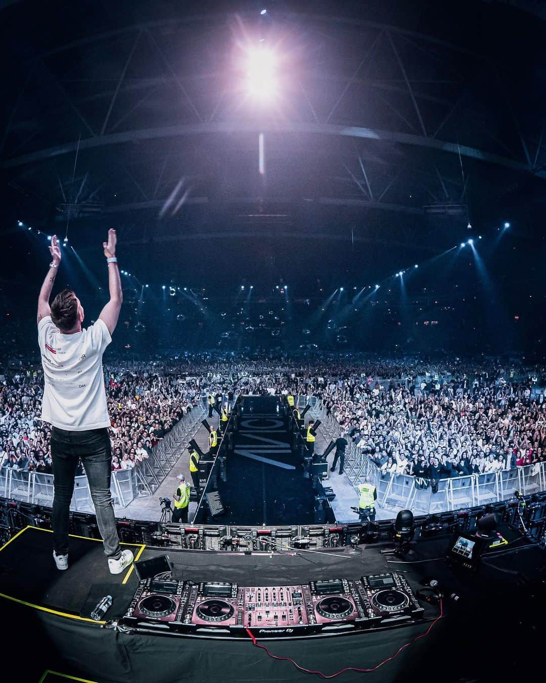 ニッキー・ロメロさんのインスタグラム写真 - (ニッキー・ロメロInstagram)「By far the most emotional performance I have ever done, proud of all artists and fans that came together for the @avicii tribute concert in Stockholm. Swipe for the video and pics with friends I ran into ❤️」12月8日 3時12分 - nickyromero