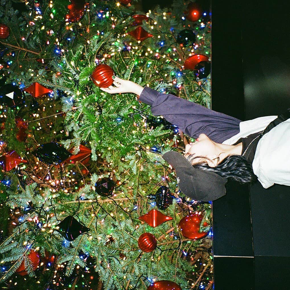 山田菜々美のインスタグラム：「. クリスマスですよ？ ジングルベルですね🎅🏻 . #クリスマス #ツリー #寒い #冬が一番好きやわ #人見が撮ってくれた📸 #天才」