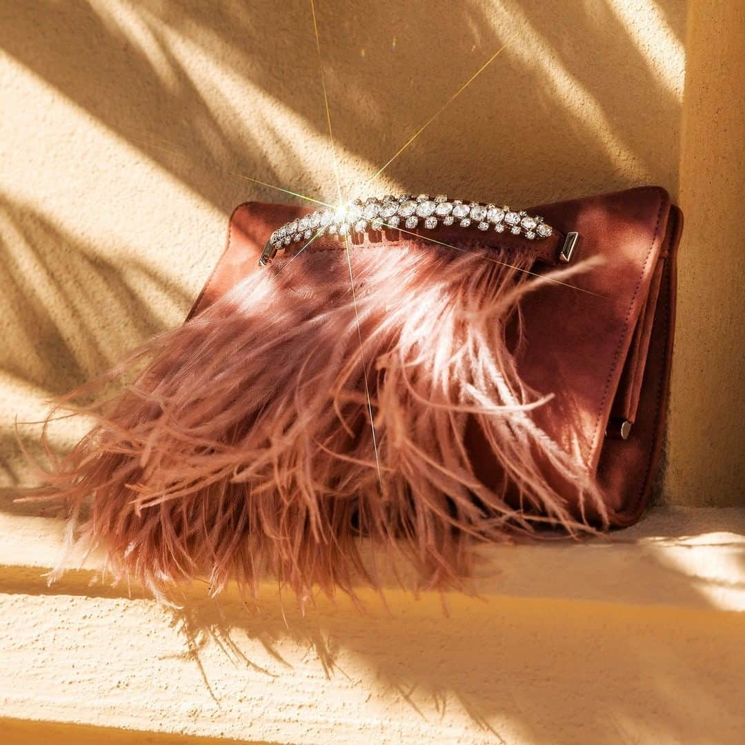 Jimmy Chooさんのインスタグラム写真 - (Jimmy ChooInstagram)「Add some classic glamour to your wardrobe this season with our VENUS clutch featuring feather trim #JimmyChoo」12月8日 2時00分 - jimmychoo