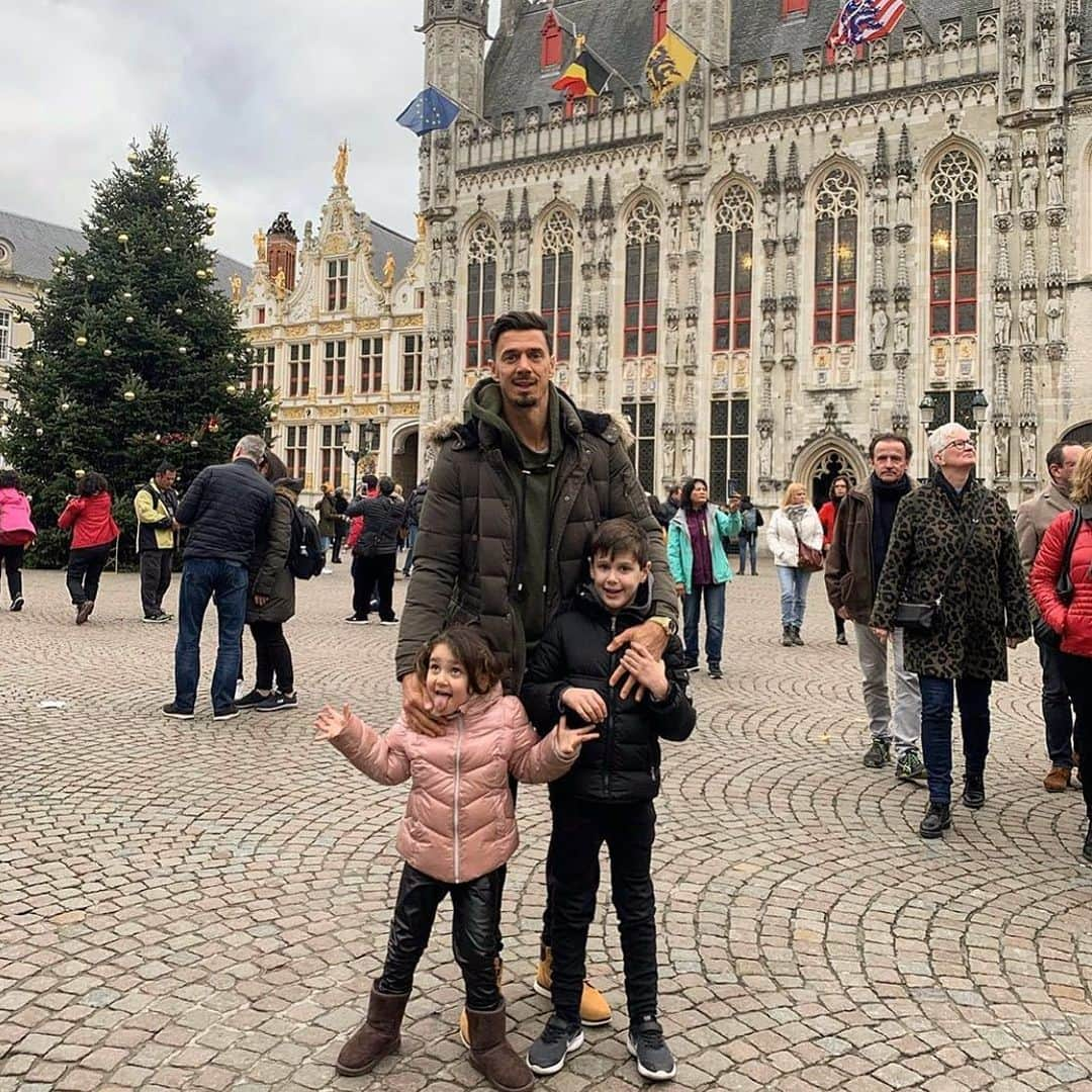 ジョゼ・フォンテさんのインスタグラム写真 - (ジョゼ・フォンテInstagram)「Belgian Chocolate,waffles,boat 🚣‍♂️ trip in the canal and the Christmas market in the bag. Cool place」12月8日 2時09分 - f6nte