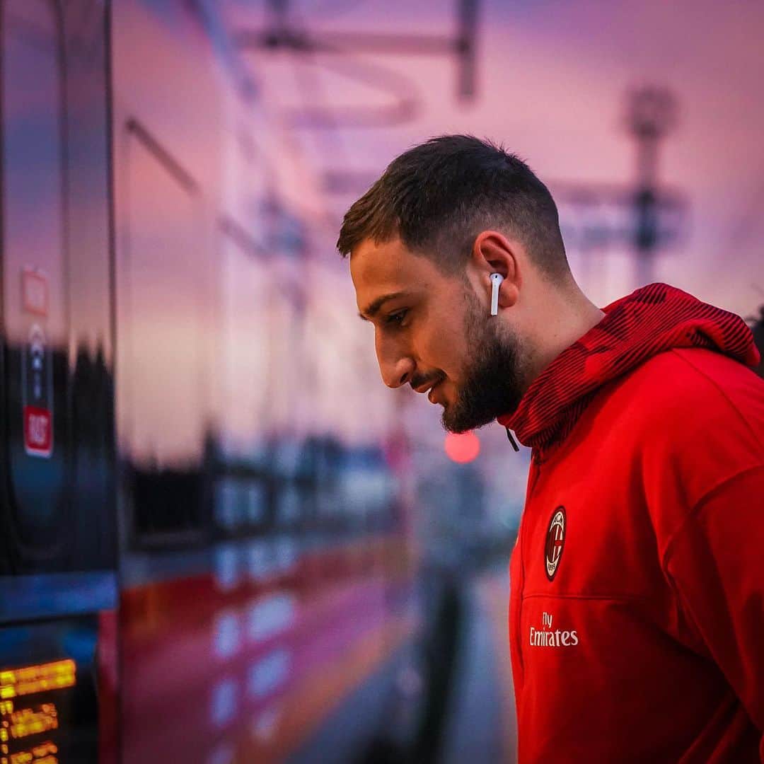 ACミランさんのインスタグラム写真 - (ACミランInstagram)「Red is the train, black is its shadow, Red&Black is the passenger 🔴⚫️ #SempreMilan #BolognaMilan #TrenoUfficiale」12月8日 2時24分 - acmilan