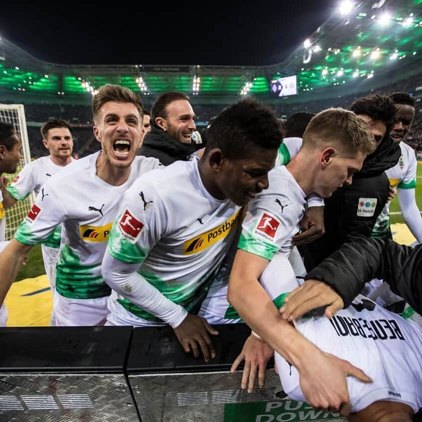 パトリック・ヘアマンのインスタグラム：「Die Festung dreht durch 😍🎊🎉💚💚💚💚 #geilesteam #geilersieg #fohlen #borussia」