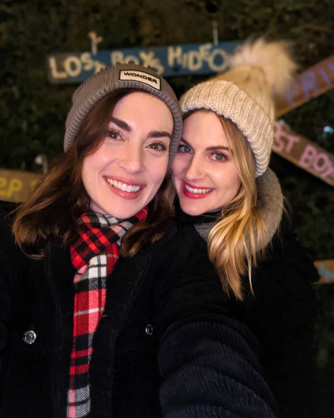 Rose Dixさんのインスタグラム写真 - (Rose DixInstagram)「There were so many opportunities to run away from her in tonight's vlogmas... But when she wears that hat she reminds me of Macaulay Culkin when he's lost in New York. SO ADORABLE I COULD CRY」12月8日 2時51分 - roseellendix