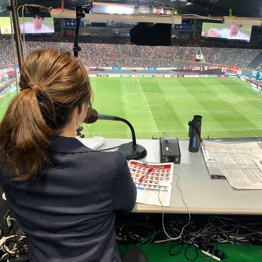 世永聖奈さんのインスタグラム写真 - (世永聖奈Instagram)「⚽️❤️⚽️🖤⚽️﻿ ﻿ 北海道コンサドーレ札幌﻿ 今シーズン全試合が終了しました。﻿ ﻿ 選手のみなさん本当にお疲れ様でした。﻿ 心躍る試合、色んな景色を見せてくれてありがとうございました。﻿ ﻿ サポーターのみなさん﻿ きょうの応援もかっこよかったです。﻿ ゾクゾクしました。﻿ 絶対勝って終わるんだという気持ちが溢れていました。﻿ 皆さんにとって今年はどんなシーズンでしたか？﻿ ﻿ 私にとって2019シーズンは﻿ コンサドーレをもっと知りたい、﻿ もっと勉強しなきゃ、もっと見ていたい、﻿ もっと勝ちたい、もっと応援しなきゃと、﻿ 去年よりも「もっと」が増えた年になりました。﻿ ﻿ 今シーズンの忘れられない悔しさと﻿ もっと上にいけるという希望を持って﻿ 来シーズンもまたみなさんと一緒に応援したいです。﻿ ﻿ #北海道コンサドーレ札幌﻿ #コンサドーレ #consadole﻿ #2019シーズン終了﻿ #赤黒の勇者 #ありがとう﻿ #北海道と共に世界へ﻿ #世界を切り拓け﻿ #2020シーズン #大きな衝撃 #楽しみ﻿ ﻿ #HBC #北海道放送 #今日ドキッ﻿ #アナウンサー﻿ #世永聖奈 #セナスタグラム﻿ ﻿ 試合前に、金城アナ・日下アナと共に﻿ グッチーさんの仕事場にお邪魔しました！﻿ グッチーさん・栗谷さん﻿ スタジアムDJお疲れ様でした！﻿」12月7日 18時09分 - hbc_yonagasena