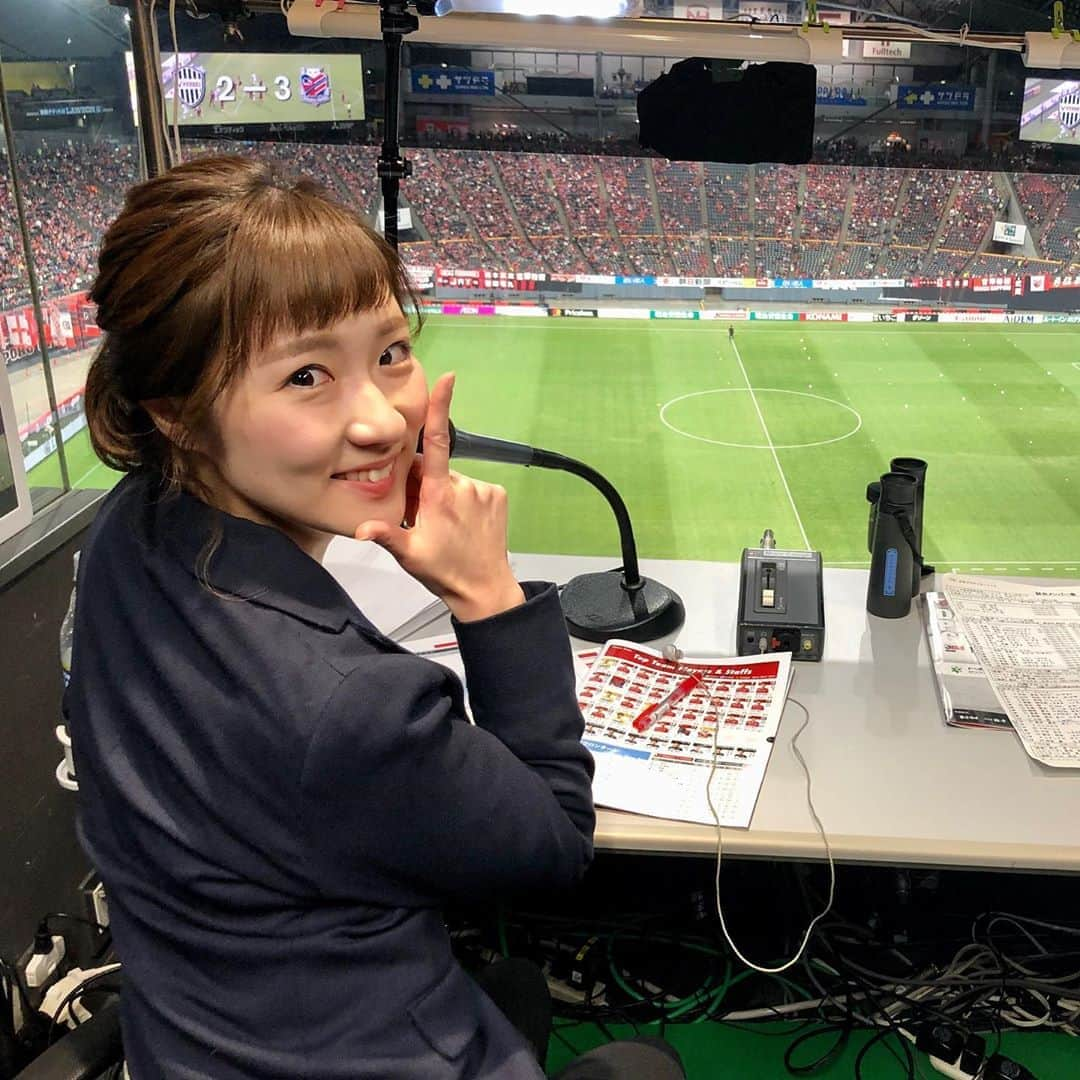 世永聖奈さんのインスタグラム写真 - (世永聖奈Instagram)「⚽️❤️⚽️🖤⚽️﻿ ﻿ 北海道コンサドーレ札幌﻿ 今シーズン全試合が終了しました。﻿ ﻿ 選手のみなさん本当にお疲れ様でした。﻿ 心躍る試合、色んな景色を見せてくれてありがとうございました。﻿ ﻿ サポーターのみなさん﻿ きょうの応援もかっこよかったです。﻿ ゾクゾクしました。﻿ 絶対勝って終わるんだという気持ちが溢れていました。﻿ 皆さんにとって今年はどんなシーズンでしたか？﻿ ﻿ 私にとって2019シーズンは﻿ コンサドーレをもっと知りたい、﻿ もっと勉強しなきゃ、もっと見ていたい、﻿ もっと勝ちたい、もっと応援しなきゃと、﻿ 去年よりも「もっと」が増えた年になりました。﻿ ﻿ 今シーズンの忘れられない悔しさと﻿ もっと上にいけるという希望を持って﻿ 来シーズンもまたみなさんと一緒に応援したいです。﻿ ﻿ #北海道コンサドーレ札幌﻿ #コンサドーレ #consadole﻿ #2019シーズン終了﻿ #赤黒の勇者 #ありがとう﻿ #北海道と共に世界へ﻿ #世界を切り拓け﻿ #2020シーズン #大きな衝撃 #楽しみ﻿ ﻿ #HBC #北海道放送 #今日ドキッ﻿ #アナウンサー﻿ #世永聖奈 #セナスタグラム﻿ ﻿ 試合前に、金城アナ・日下アナと共に﻿ グッチーさんの仕事場にお邪魔しました！﻿ グッチーさん・栗谷さん﻿ スタジアムDJお疲れ様でした！﻿」12月7日 18時09分 - hbc_yonagasena