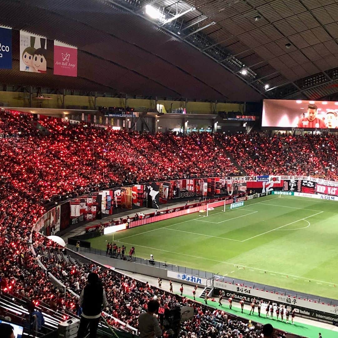 世永聖奈さんのインスタグラム写真 - (世永聖奈Instagram)「⚽️❤️⚽️🖤⚽️﻿ ﻿ 北海道コンサドーレ札幌﻿ 今シーズン全試合が終了しました。﻿ ﻿ 選手のみなさん本当にお疲れ様でした。﻿ 心躍る試合、色んな景色を見せてくれてありがとうございました。﻿ ﻿ サポーターのみなさん﻿ きょうの応援もかっこよかったです。﻿ ゾクゾクしました。﻿ 絶対勝って終わるんだという気持ちが溢れていました。﻿ 皆さんにとって今年はどんなシーズンでしたか？﻿ ﻿ 私にとって2019シーズンは﻿ コンサドーレをもっと知りたい、﻿ もっと勉強しなきゃ、もっと見ていたい、﻿ もっと勝ちたい、もっと応援しなきゃと、﻿ 去年よりも「もっと」が増えた年になりました。﻿ ﻿ 今シーズンの忘れられない悔しさと﻿ もっと上にいけるという希望を持って﻿ 来シーズンもまたみなさんと一緒に応援したいです。﻿ ﻿ #北海道コンサドーレ札幌﻿ #コンサドーレ #consadole﻿ #2019シーズン終了﻿ #赤黒の勇者 #ありがとう﻿ #北海道と共に世界へ﻿ #世界を切り拓け﻿ #2020シーズン #大きな衝撃 #楽しみ﻿ ﻿ #HBC #北海道放送 #今日ドキッ﻿ #アナウンサー﻿ #世永聖奈 #セナスタグラム﻿ ﻿ 試合前に、金城アナ・日下アナと共に﻿ グッチーさんの仕事場にお邪魔しました！﻿ グッチーさん・栗谷さん﻿ スタジアムDJお疲れ様でした！﻿」12月7日 18時09分 - hbc_yonagasena