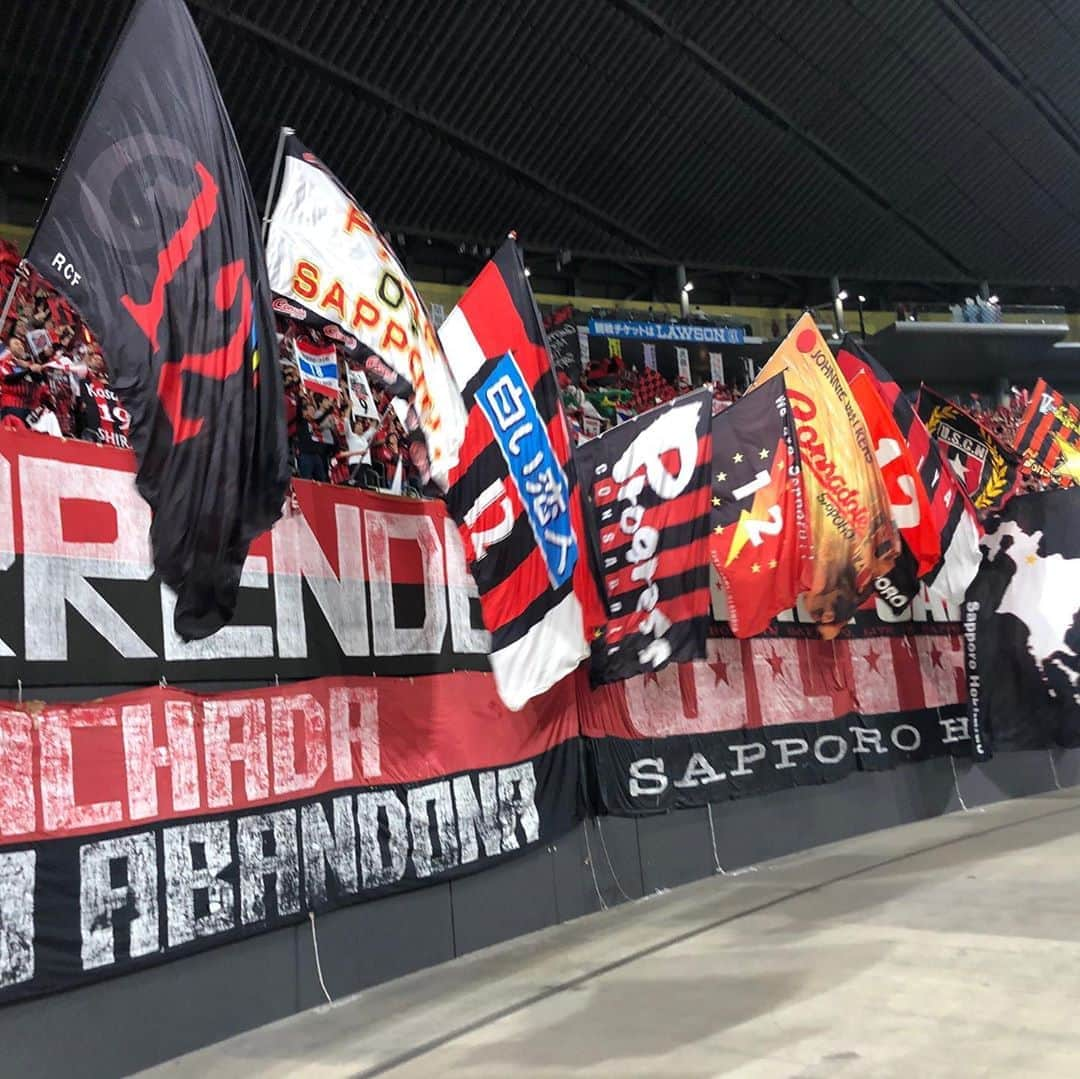 世永聖奈さんのインスタグラム写真 - (世永聖奈Instagram)「⚽️❤️⚽️🖤⚽️﻿ ﻿ 北海道コンサドーレ札幌﻿ 今シーズン全試合が終了しました。﻿ ﻿ 選手のみなさん本当にお疲れ様でした。﻿ 心躍る試合、色んな景色を見せてくれてありがとうございました。﻿ ﻿ サポーターのみなさん﻿ きょうの応援もかっこよかったです。﻿ ゾクゾクしました。﻿ 絶対勝って終わるんだという気持ちが溢れていました。﻿ 皆さんにとって今年はどんなシーズンでしたか？﻿ ﻿ 私にとって2019シーズンは﻿ コンサドーレをもっと知りたい、﻿ もっと勉強しなきゃ、もっと見ていたい、﻿ もっと勝ちたい、もっと応援しなきゃと、﻿ 去年よりも「もっと」が増えた年になりました。﻿ ﻿ 今シーズンの忘れられない悔しさと﻿ もっと上にいけるという希望を持って﻿ 来シーズンもまたみなさんと一緒に応援したいです。﻿ ﻿ #北海道コンサドーレ札幌﻿ #コンサドーレ #consadole﻿ #2019シーズン終了﻿ #赤黒の勇者 #ありがとう﻿ #北海道と共に世界へ﻿ #世界を切り拓け﻿ #2020シーズン #大きな衝撃 #楽しみ﻿ ﻿ #HBC #北海道放送 #今日ドキッ﻿ #アナウンサー﻿ #世永聖奈 #セナスタグラム﻿ ﻿ 試合前に、金城アナ・日下アナと共に﻿ グッチーさんの仕事場にお邪魔しました！﻿ グッチーさん・栗谷さん﻿ スタジアムDJお疲れ様でした！﻿」12月7日 18時09分 - hbc_yonagasena