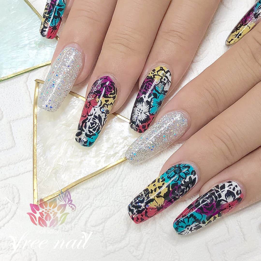 free nail フリーネイルのインスタグラム：「. Nails art by freenail💅🏻💠 . 素敵なネイルで毎日をハッピーに💗 . #ネイルアート #ジェルネイル #ネイルサロン #大阪ネイルサロン #ネイルデザイン #ネイルチェンジ #フラワーネイル #グリッターネイル #カラフルネイル #シルバーネイル #デザインネイル #トレンドネイル #大人ネイル #シンプルネイル #ロングネイル #長さ出し #冬ネイル #winternails #nailsart #nailsdid #美甲 #日式美甲 #日式美甲胶 #日本美甲师 #日本美甲老师 #美甲上课 #日本胶 #フリーネイル #freenail」