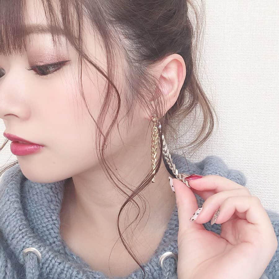 伊藤りかさんのインスタグラム写真 - (伊藤りかInstagram)「． 濃いめmake詳細..！❤︎ * ・eye make mac ア ナチュラル フラート(ベース) mac ヌード モデル(二重幅) mac ハバナ(アイホール全体) mac アンティークト(目尻ポイント) アイラインは黒目上から 目尻より3ミリ程度伸ばして描いてます🐘♡ ・cheek mac スウィート イナフ ・lip mac ラ ファム (リップブラシで軽く塗ってティッシュオフ。) * カラコンは、Te AmoのAmoru Brown◌ 可愛すぎるチェーンピアスは、 @aeclat_by_redec * 基本的にカラコンやリップで メイクの雰囲気を変えることが多いかな..！👶🏻 * #ギュギュギュ @gyugyugyu_lme  ハイウエストでしっかり姿勢も補正される✌︎ もちろん、お腹もキュッと引き締め🐘♡ 妊娠後の産後ケアにもオススメです◌ 体重管理を指摘されてる私は、 産後100%頼ることになりそうです。。笑 * #女の子 #ぱっつん前髪 #可愛い #カラコン #ゆる巻き #シースルーバング  #メイク #メイクアップ #メイク詳細 #カラコンレポ  #ミディアム #ミディアムヘア #ミディアムボブ #ストレートヘア #セルフカット #ザラ #ザラジョ  #シースルー前髪 #濃いメイク #ゆるふわ巻き  #hair #hairarrange #make #zara #mac #pr #伊藤りか #snsクリエイター」12月7日 18時12分 - rrrika.i