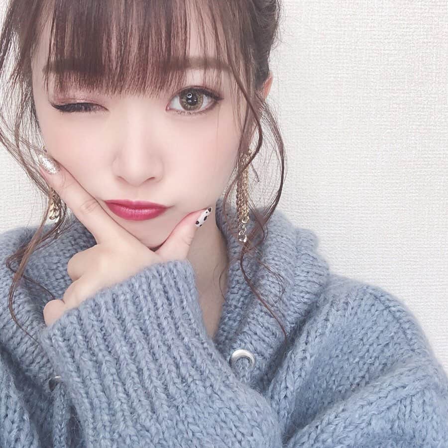 伊藤りかさんのインスタグラム写真 - (伊藤りかInstagram)「． 濃いめmake詳細..！❤︎ * ・eye make mac ア ナチュラル フラート(ベース) mac ヌード モデル(二重幅) mac ハバナ(アイホール全体) mac アンティークト(目尻ポイント) アイラインは黒目上から 目尻より3ミリ程度伸ばして描いてます🐘♡ ・cheek mac スウィート イナフ ・lip mac ラ ファム (リップブラシで軽く塗ってティッシュオフ。) * カラコンは、Te AmoのAmoru Brown◌ 可愛すぎるチェーンピアスは、 @aeclat_by_redec * 基本的にカラコンやリップで メイクの雰囲気を変えることが多いかな..！👶🏻 * #ギュギュギュ @gyugyugyu_lme  ハイウエストでしっかり姿勢も補正される✌︎ もちろん、お腹もキュッと引き締め🐘♡ 妊娠後の産後ケアにもオススメです◌ 体重管理を指摘されてる私は、 産後100%頼ることになりそうです。。笑 * #女の子 #ぱっつん前髪 #可愛い #カラコン #ゆる巻き #シースルーバング  #メイク #メイクアップ #メイク詳細 #カラコンレポ  #ミディアム #ミディアムヘア #ミディアムボブ #ストレートヘア #セルフカット #ザラ #ザラジョ  #シースルー前髪 #濃いメイク #ゆるふわ巻き  #hair #hairarrange #make #zara #mac #pr #伊藤りか #snsクリエイター」12月7日 18時12分 - rrrika.i