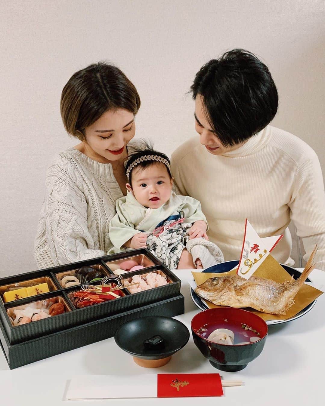 のインスタグラム：「お食い初め🐟 遅くなっちゃったけどやっとできた✨ 両親と弟と義妹も一緒に🥰 100日(どころか今月でもう4ヶ月目に突入しましたが…！)おめでとう👶🎈 日に日にできることが増えて成長が目まぐるしく愛おしさが増し増し！ パパママも一緒に成長できるように頑張るからね💪 愛してるよ👶💕💕💕 . #お食い初め#生後100日#100日#令和ベビー#女の子ベビー#0歳#0歳4ヶ月#ハーフベビー#乳児#コドモノ#ママリ#赤ちゃんのいる生活」